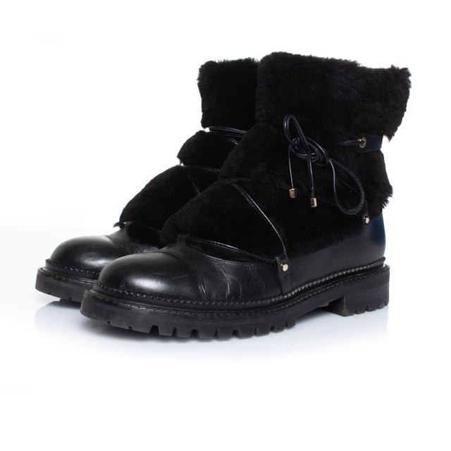VINTAGE, RRP AS NEW
Jimmy Choo, Fur embellished leather lace up boots. The item is in very good condition.
• CONDITION: very good condition 

• SIZE: 38.5

• INSOLE MEASUREMENTS: 25 cm

• HEEL MEASUREMENTS: 3 cm PLATFORM: 2 cm

• SHAFT HEIGHT: 16 cm WIDTH TOP: 14 cm

• FABRIC: leather, fur

• COLOUR: black