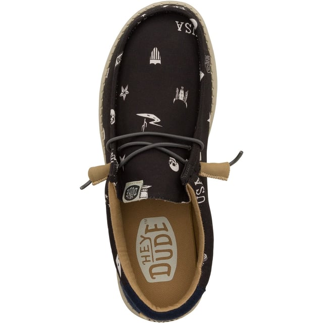 Punk goes comfy in all the right ways with the Wally Stars n Skulls Print. A supportive kick with foam underfoot, embroidered logo patch on the heel,  and free-spirited style.
