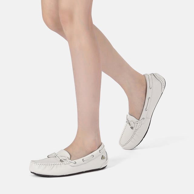 Grebes, embodies timeless elegance with its sleek design, destined to be your go-to choice for summer. Crafted with a breathable leather lining and offered in a palette of neutral and soft pastel hues, it's ideal for all your upcoming summer adventures. Product No. EAU1001 Description: Leather Upper Leather Insole Leather Lining Rubber Sole