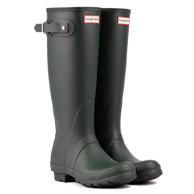 Las botas de agua Tall Classic originales de Hunter son precisamente eso. original y clásico. Estas botas de agua verdes de diseño premium son perfectas para paseos húmedos y embarrados o para pasar tiempo jugando en el jardín. Las botas son totalmente impermeables. Están hechos a mano y cuentan con una suela de goma resistente. Un forro de poliéster mantiene tus pies cómodos y ajustados. Están completos con la marca Hunter.