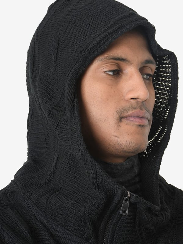 De uniforme kleur van deze trui maakt hem zeer universeel en past bij veel outfits, zowel voor dagelijks gebruik als voor elegantere gelegenheden, waardoor het een onmisbaar kledingstuk is.

Een trui die zwaar versierd is met stiksels is een waar kunstwerk dat de aandacht op zich vestigt en karakter toevoegt aan elke outfitcombinatie, terwijl de zorgvuldig uitgevoerde details de hoogste kwaliteit van vakmanschap laten zien.

Een trui met ritssluiting is een praktische oplossing die je snel en gemakkelijk kunt aantrekken en waarmee je ook de warmte kunt regelen, wat vooral handig is op koelere dagen.

Een capuchontrui is de perfecte keuze voor winderige en koude dagen, beschermt het hoofd tegen de kou en geeft een sportief, zorgeloos karakter, waardoor het een uitstekende keuze is voor elke gelegenheid.

Gemaakt in Italië, wat de hoogste kwaliteit van materialen en precisie van afwerking garandeert en ook prestige en de zekerheid geeft dat je een product draagt uit een land dat bekend staat om zijn uitstekende vakmanschap en mode.