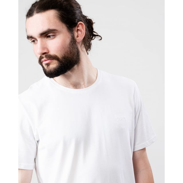 An easy-wear T-shirt by BOSS Menswear. This loungewear T-shirt is cut to a regular fit in soft cotton blended with stretch and features a contrasting BOSS logo at the left chest. The inner collar carries a signature stripe for an attentive finish.
Regular fit. Crew neck.
95% Cotton, 5% Elastane
50469550