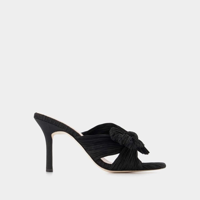 ¿Mules de terciopelo con un gran lazo en la parte delantera? El zapato de princesa por excelencia Póntelos con unos vaqueros anchos o un vestido largo.
