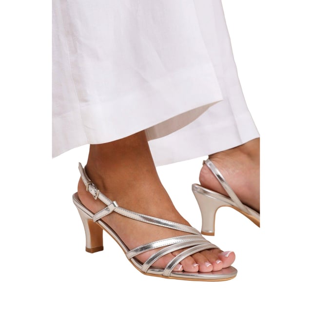 Obermaterial: Kunstleder. Marke: Where's That From. Schnalle. Laufsohle: Synthetischer Stoff. Mehrfachriemen, Slingback. Absatz: Low Block Heel. 5,08 cm. Design: Metallic. Zehenstil: offen.