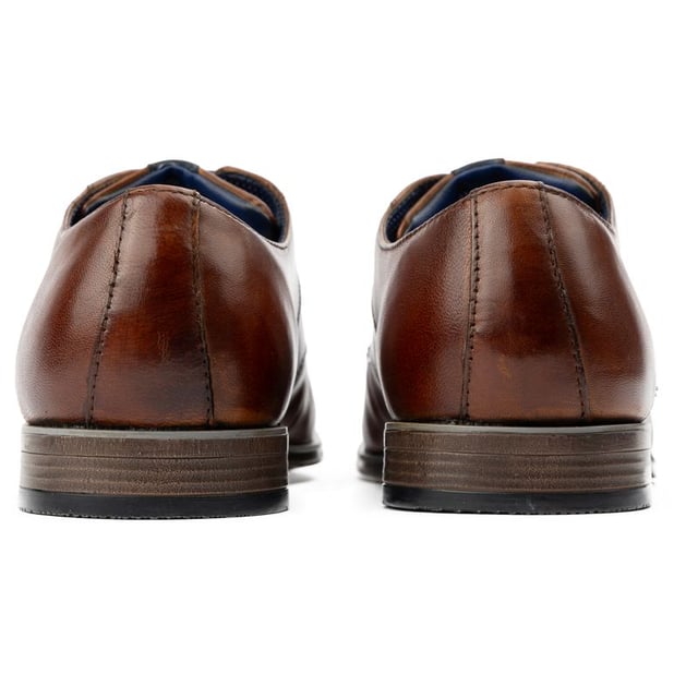 Zapatos Derby para hombre con el logotipo de Bugatti en color tostado, fabricados en piel y suela de PVC. Incluyen: marca en el lateral, plantilla acolchada, lengüeta con la marca y parte superior de piel.