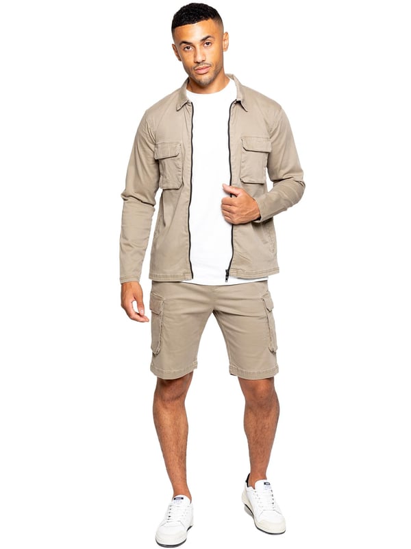 Conjunto de ropa Enzo Mens Cargo. Manga larga, cremallera, cuello, sobrecamisa carga. Dos bolsillos de carga planos delanteros con cierre Velcro. Dos bolsillos laterales. Adornos cosidos en mangas y dobladillo. Conjunto completado con pantalones cortos de carga. Cintura elástica con cordón ajustable. 5 Diseño de bolsillo. 2 bolsillos laterales, 2 bolsillos cargo con cierre Velcro. Bolsillo trasero único con costura. Media altura, pantalones cortos de ajuste regular.