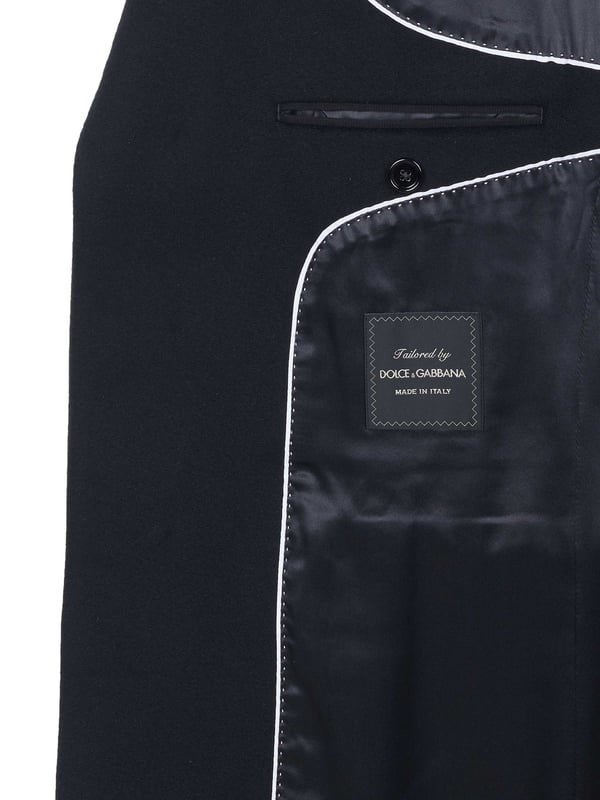 90% Schurwolle, 10% Kaschmir; Dolce & Gabbana Mantel;  Modell: G0926T FU3GT 15;  Hochwertig verarbeitet;  Weicher Baumwoll-Kaschmir-Mix;  Zwei Pattentaschen vorne, eine Brusttasche;  Vier Innentaschen;  Gehschlitz hinten;  Reverskragen;  Verdeckte Knopfleiste mit drei Knöpfen