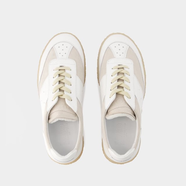 Die 6 Court Sneakers von MM6 Maison Margiela aus weißem Leder verkörpern die avantgardistische Ästhetik der Marke. Die Sneakers wurden sorgfältig entworfen und verfügen über eine klassische niedrige Silhouette, die durch subtile Details aufgewertet wird, die einen zeitgenössischen Touch verleihen. Hochwertiges Leder sorgt für lang anhaltenden Tragekomfort, während die weiße Farbpalette eine schlichte, vielseitige Ästhetik hinzufügt. Die 6 Court Sneakers von MM6 Maison Margiela sind das perfekte Accessoire für alle, die nach einer Mischung aus Minimalismus und Raffinesse suchen. Farbe: weiß - White. Hauptmaterial: gegerbtes Kalbsleder. Sohlenmaterial: Gummi. Futtermaterial: Leder. Verschluss: einfach reinschlüpfen. Form der Kappe: rund offen. Schuhe: größengerecht - Sizing: Europäisch.