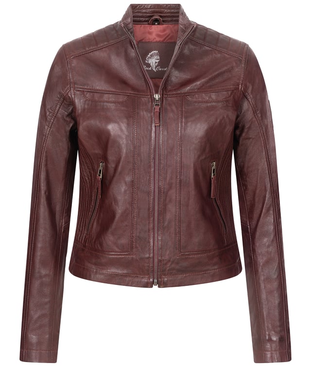Die Lederjacke, das Synonym für die Alltagsjacke, kann im Sommer oder Winter getragen werden, mit Jeans oder in Kombination mit einer schicken Hose – es ist einfach die Jacke, die jeder in seinem Kleiderschrank braucht. Die Damenlederjacken der Marke 'Rock Creek' sind in verschiedenen Modellen erhältlich, ob klassisch, ausgeflippt, vom feinen Casual- bis zum hart rockigen Look, wir bieten Ihnen alles an. Mit dem Jacken-Modell D-481 werden Sie bestimmt die richtige Wahl treffen. Die Lederjacke ist eine klassische Casual-Jacke mit Stehkragen und Reißverschlüssen an den Armenden, sie ist sehr geschmeidig und hat ein super lässiges Tragegefühl.