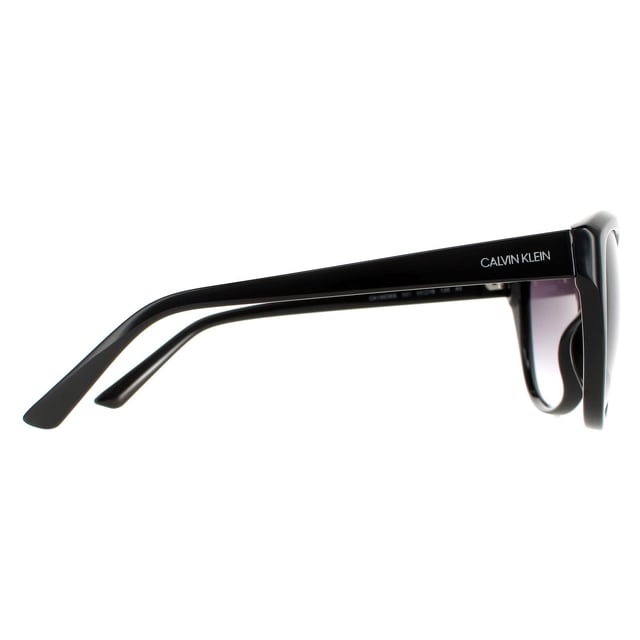 Calvin Klein Cat Eye Dames Black Gray Gracient CK19536S Zonnebril zijn een glamoureuze kattenoogstijl gemaakt van lichtgewicht acetaat. Het Calvin Klein -logo bevat op de slanke tempels voor merkauthenticiteit.
