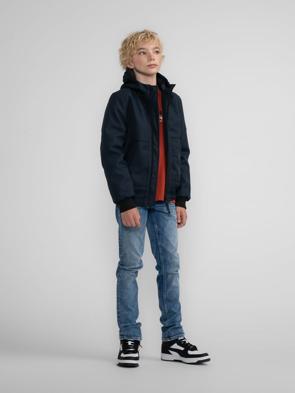 Bomberjacke mit Petrol-Badge auf dem Ärmel. Die Jacke hat einen Reißverschluss, Seitentaschen, eine Kapuze und eine Innentasche. In verschiedenen Farben erhältlich. Hergestellt aus 100 % Polyester. BomberjackePetrol-BadgeReißverschluss und Kapuze Seitentaschen und Innentasche100 % Polyester