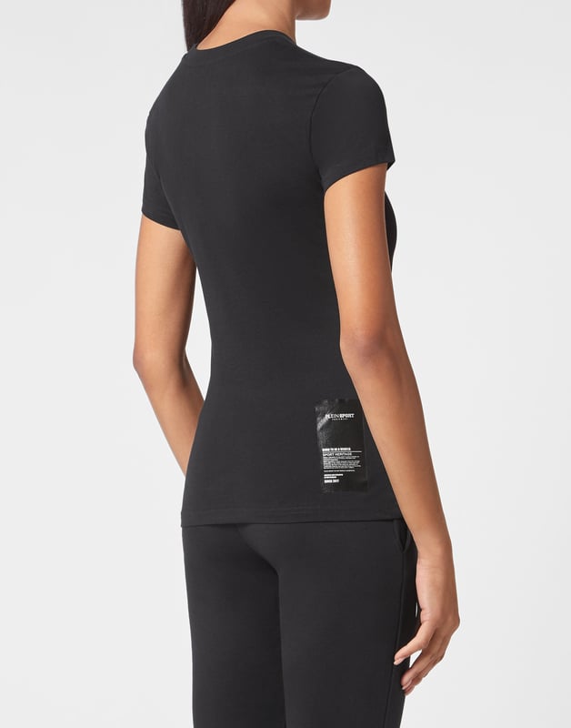 Plein Sport te da la oportunidad de destacarte mientras entrenas duro. Echa un vistazo a esta nueva camiseta con el icónico logotipo de la marca   Máxima comodidad gracias a la flexibilidad natural del jersey de algodón     Diseños impresos en papel de aluminio    Una nueva etiqueta impresa en la parte derecha   Escote de punto elástico   Dobladillos con pespunte doble