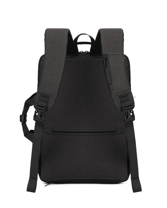 Mochila unisex. El cierre es con cremallera. Los bolsillos internos son bolsillos multifuncionales. Los bolsillos externos son dos delanteros con cremallera y uno trasero con cremallera. La bandolera es ajustable y extraíble en tejido. El asa es doble en tela y poliéster. Hay un compartimento interno. El material exterior es poliéster. Internamente está forrado en poliéster. Medidas: 32x15x47 cm. Producto de moda