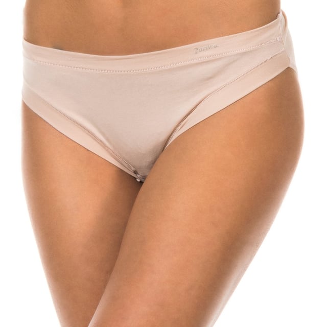 3-pack of panties Janira
 Medium size.
 Elastic waistband.
 Brand detail printed on the upper side.
 Intimo Janira guarantees maximum comfort and quality of its garments by choosing the best fabrics and offering the designs that best adapt to the style of each woman and the needs of each moment.
 Inner lining.
 Seams seen in tone.
 Composition: 93% Cotton, 7% Elastane
 Care:
Wash at a maximum temperature of 30º.
 - Do not use bleach.
 - Do not use dryer.
 - Do not iron.
 - Do not dry clean.