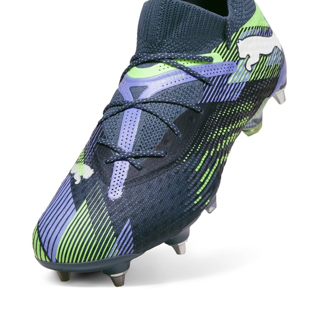 PRODUCTVERHAAL: Spelmakers, sluit je aan bij de FUTURE. Deze schoenen hebben een opnieuw ontworpen bovenwerk dat PWRPRINT en PWRTAPE combineert met extra rekbare brei en zachte dubbele mesh voor een next-generation aanpassende pasvorm. Wanneer je de FUTURE draagt, ben jij de FUTURE. Ga creëren. FUNCTIES EN VOORDELEN: FUZIONFIT360: combineert geavanceerde dubbele mesh, extra rekbare brei, PWRPRINT en 2 lagen PWRTAPE voor een comfortabele, ondersteunende pasvorm en absolute bewegingsvrijheid; PWRTAPE: Gerichte bovenwerkversteviging voor ondersteuning en duurzaamheid; Dynamic Motion System: deze super lichte buitenzool is ontworpen voor bewegingsvrijheid en verbeterde multidirectionele grip dankzij de geavanceerde pinconfiguratie; Het bovenwerk van deze schoen is gemaakt met minstens 20% gerecyclede materialen. DETAILS: FUZIONFIT360 bovenwerk met PWRPRINT en PWRTAPE: voor bewegingsvrijheid en een comfortabele, ondersteunende pasvorm; 3D griptexturen op belangrijke contactzones voor ultieme controle en gevoel; Lichtgewicht uitneembare binnenzool met NanoGrip-technologie voorkomt dat de voet in de schoen glijdt; Micro-geperforeerde hakpadding houdt de hak stevig vast en comfortabel; Dynamic Motion System buitenzool met een combinatie van bladed en conische schroefstiften; Speel met of zonder veters; Regular tot brede pasvorm; MxSG: Mixed/Soft Ground buitenzool. Geschikt voor gebruik op zachte natuurlijke oppervlakken.