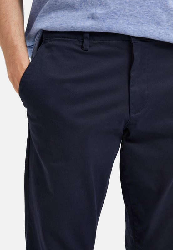 Tauchen Sie ein mit der Herren-Chinohose von Selected Homme. Mit ihrer schlanken Passform und dem schlanken Schnitt an den Oberschenkeln verleiht sie jedem Outfit eine moderne Eleganz. Die Paspeltaschen mit Knopf am Gesäß verleihen der Hose einen Hauch von Raffinesse und Funktionalität. Genießen Sie den ganztägigen Tragekomfort dank der hochwertigen Materialien und der sorgfältigen Verarbeitung. Die seitlichen Eingriffstaschen bieten praktische Aufbewahrungsmöglichkeiten für kleine Gegenstände. Der Reißverschluss und der Knopfverschluss sorgen für einen sicheren Sitz und ein einfaches An- und Ausziehen. Diese Chinohose ist perfekt für Männer, die einen anspruchsvollen Look mit einem Hauch von Lässigkeit suchen. Die Knöchellänge verleiht dem Style einen modernen Touch und ermöglicht es Ihnen, Ihre Lieblingsschuhe zu präsentieren. Die Gürtelschlaufen bieten die Möglichkeit, Ihren persönlichen Stil mit einem Gürtel Ihrer Wahl zu unterstreichen. Von lässigen Wochenendausflügen bis hin zu formellen Anlässen - diese Hose ist vielseitig einsetzbar und passt zu fast jedem Anlass. Erleben Sie den zeitlosen Stil und die Qualität von Selected Homme, die Ihren Look auf ein neues Level heben werden. Gönnen Sie sich den Luxus von Komfort und Stil - mit dieser Chinohose sind Sie immer perfekt gekleidet.
