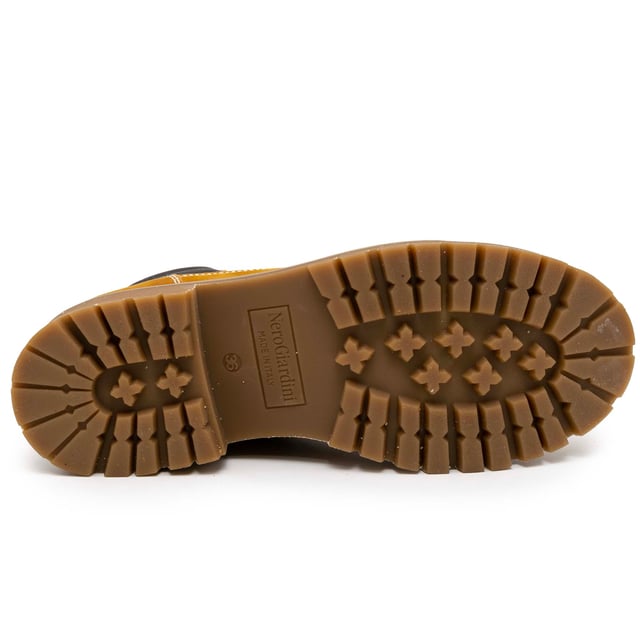 Especificaciones: Bota para niño confeccionada en ante con costuras en contraste, cierre con cordones y cremallera lateral y logo estampado en caliente en el lateral Parte superior: Piel Altura: 10 cm superior Tipo de suela: Suela con tacón de bloque de 3 cm Calzado Nero Giardini todos son MADE IN ITALIA