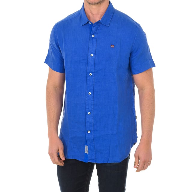 Camisa manga corta.
Color Azul
Cuello de solapa
Manga corta.
Cierre de botones en frontal.
Nombre de la marca bordado en frontal.
Costuras vistas a tono.

Composición:  100% Lino

Lavar máximo a 30ºC.
- Planchar a media temperatura, máx. 110ºC.
- Permite usar secadora.
- No usar lejía.
- No admite el  lavado en seco.