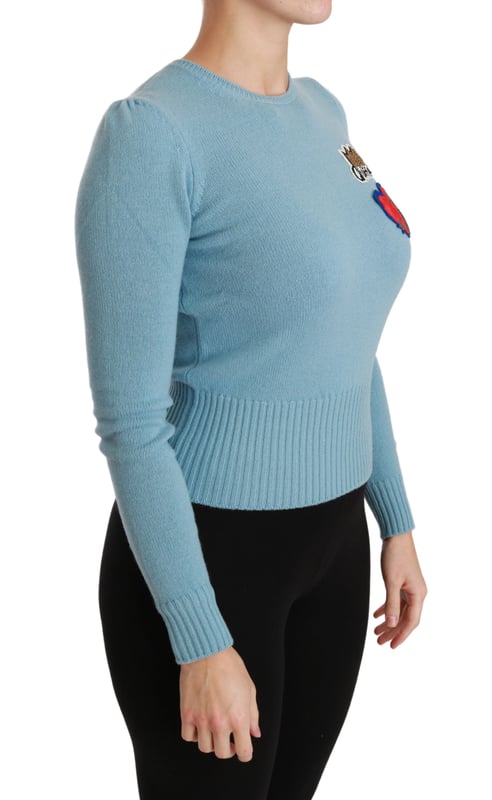Varumärke: DOLCE \u0026 GABBANA\n  Modell: Crew Neck Pullover Topp tröja\n  Material: 100% Ull\n  Färg: Blå\n  Motiv: Drottninghjärta\n  Broderad krona med pärlor\n  Logotypdetaljer\n  Tillverkad i Italien\n  Exklusivt och högklassigt hantverk\nMaterial: 100% ull