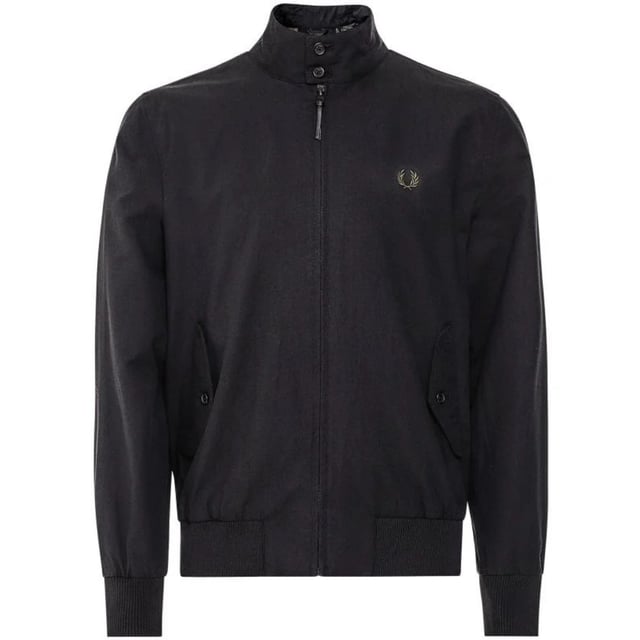 Blijf warm en stijlvol in de Fred Perry Black Jacket. Deze jas heeft een klassiek ontwerp en is perfect voor elk buitenavontuur. Terwijl de zwarte kleur een vleugje verfijning toevoegt. Laat het koude weer je er niet van weerhouden om in stijl te verkennen. Merkbadge op de linkerborst, Zwarte jas, Rits, Zwart, Materiaal: 53% katoen, 47% lyocell, Voering: 65% gerecycled polyester, 35% katoen, Centrale ritssluiting. Normale pasvorm, maat valt normaal, merkbadge linksvoor op de borst, elastische mouwuiteinden, 2 zakken met knoopsluiting