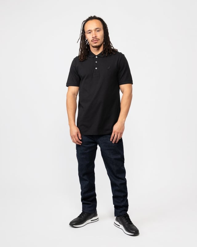 Polo Lyle & Scott en negro azabache, logotipo de la marca bordado en el pecho izquierdo, polo liso, color negro azabache, polo liso, cierre de botones, terminaciones de mangas elasticas, 97 % algodon, 3 % elastano, estilo: SP400TON Z865