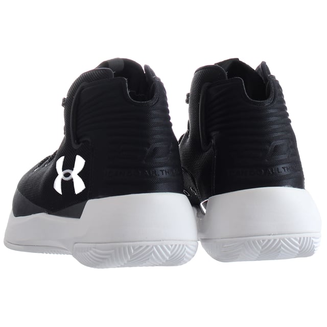 Zapatillas Under Armour SC 3Zero negras para hombre, una opción de calzado elegante y orientada al rendimiento diseñada para los entusiastas del baloncesto que buscan sujeción y capacidad de respuesta en la cancha. Estas zapatillas de Under Armour están inspiradas en las habilidades y el estilo de la superestrella de la NBA Stephen Curry, lo que las convierte en una opción ideal para los jugadores de baloncesto que quieren elevar su juego.

Características principales:

 Diseño SC 3Zero:  Las zapatillas forman parte de la línea SC 3Zero de Under Armour, inspirada en las proezas baloncestísticas de Stephen Curry.

Color negro: Las zapatillas vienen en un clásico color negro, añadiendo un toque atemporal y versátil a tu atuendo de baloncesto.

Ligeras y transpirables: Fabricadas con materiales ligeros y transpirables, las zapatillas favorecen la circulación del aire y mantienen tus pies cómodos durante el juego intenso.

Amortiguación sensible: Las zapatillas SC 3Zero están equipadas con amortiguación sensible para absorber el impacto y proporcionar retorno de energía, apoyando tu agilidad en la cancha.

Ajuste de apoyo: Las zapatillas están diseñadas para proporcionar estabilidad y sujeción en los movimientos y cortes rápidos durante el juego de baloncesto.

Patrón de tracción en espiga: La suela exterior de las zapatillas presenta un patrón de tracción en espiga que garantiza un excelente agarre y maniobrabilidad en la cancha de baloncesto.

Construcción duradera: Construidas con materiales de alta calidad, estas zapatillas están hechas para soportar las exigencias de los partidos y entrenamientos de baloncesto.

Versatilidad: Adecuadas tanto para canchas de baloncesto interiores como exteriores, lo que las hace versátiles para diversos entornos de juego.