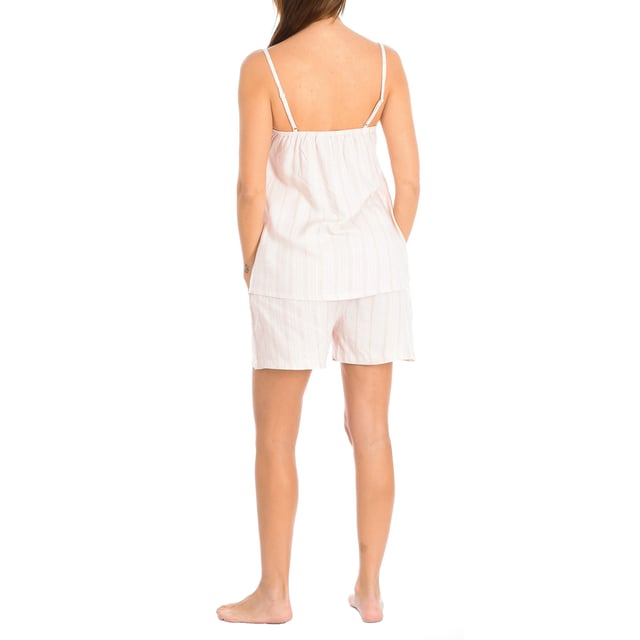 Pyjamas med axelband och shorts.\n Rosa färg\n Justerbara remmar.\n Byxor med elastisk linning.\n Sömmarna syns i ton.\n\n Sammansättning: 98% viskos, 2% sim\n\n Tvättas i max temperatur 30º.\n - Får inte blekas.\n - Använd inte torktumlare.\n - Får inte strykas.\n - Får inte kemtvättas.\n Sammansättning: 98% viskos, 2% sim\n Skötsel:\nTvätta vid max temperatur. 30º.\n - Använd inte blekmedel.\n - Använd inte torktumlare.\n - Får inte strykas.\n - Får inte kemtvättas.