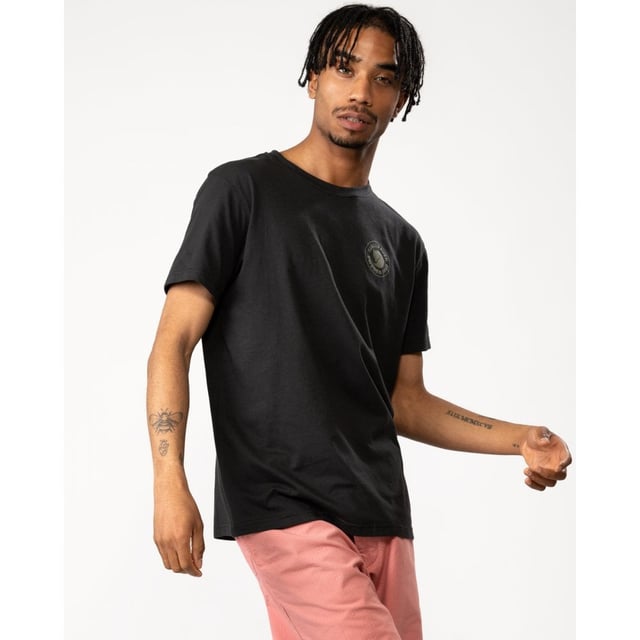Men&rsquo;s 1960 Logo T-shirt M
Short-sleeved t-shirt in a sustainable jersey knit that combines the softness of organic cotton with the functionality and durability of recycled polyester. Wicks away moisture and dries quickly, making it extra comfortable in warm climates. Round neckline and little logo printed on the chest.

Lightweight And Quick Drying In Warm Climates.
60% Organic Cotton, 40% Recycled Polyester.
Small Logo Printed On The Chest.
Round Neckline.
Durable, Lightweight, Channels Moisture

Material

Organic, Recycled
Polyester: 60%, Cotton: 40%

Care

40°C Mild Process
Do Not Dry Clean
Do Not Tumble Dry
Do Not Bleach
Iron 1 Dot - Max 110°C
Do Not Use Fabric Softener, Wash With Similar Colors

Id: 87313