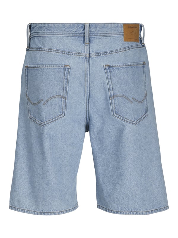 Diese Jeans-Shorts im lässigen Baggy Fit bringen entspannten Street-Style in jede Garderobe. Der weite Schnitt und das leichte Material sorgen für maximale Bewegungsfreiheit und hohen Komfort, perfekt für warme Tage. Mit klassischem 5-Pocket-Style bieten die Shorts jede Menge Stauraum: seitliche Eingrifftaschen, geräumige Gesäßtaschen und eine praktische Münztasche sind dabei stets griffbereit. Gürtelschlaufen sorgen für Flexibilität in Sachen Styling, während der Label-Patch am hinteren Bund einen dezenten Akzent setzt. Ideal für alle, die es entspannt und gleichzeitig stilbewusst mögen - lässig, komfortabel, und genau richtig für einen urbanen Look.