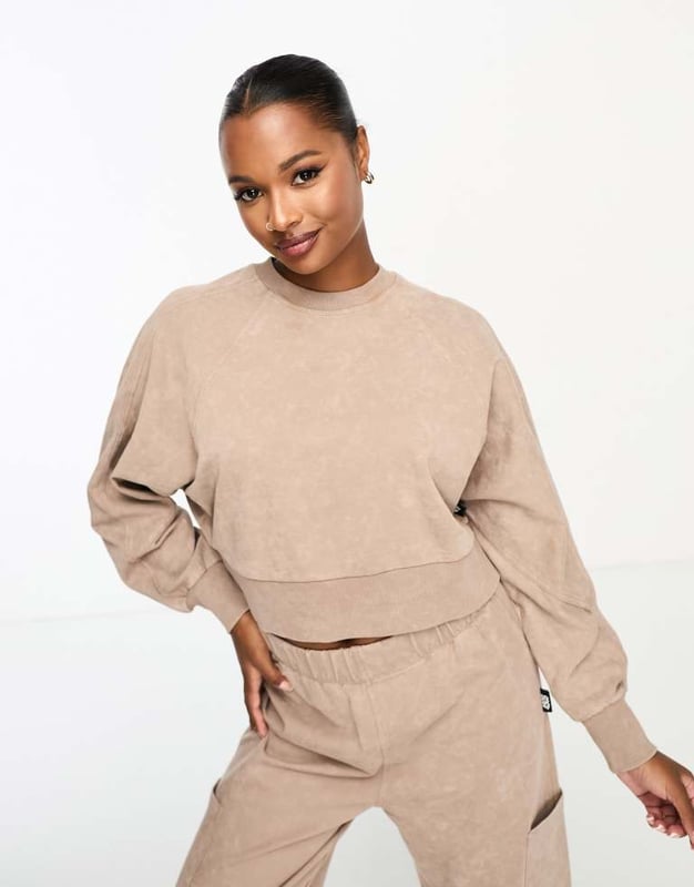 Petite by ASOS 4505 The ultimate all-rounder Plain design Crew neck Raglan sleeves Relaxed fitSold By: Asos