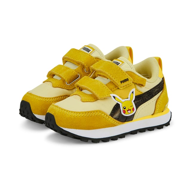 HISTORIA DEL PRODUCTO La colección PUMA x POKÉMON se inspira en algunos de los POKÉMON más icónicos, y tomamos algunos de sus elementos reconocibles al instante para dar a esta Rider FV un toque de ADN POKÉMON. Colores llamativos, gráficos llamativos, detalles inspirados en Pikachu: todo está aquí. ¿Los atraparás a todos? DETALLES : Parte superior de nailon y ante Suela exterior de goma Formstrip PUMA lenticular con relámpagos en los laterales y la parte central Parche POKÉMON cosido Etiqueta POKÉMON en la lengüeta PUMA Babies: Recomendada para niños de 0 a 4 años