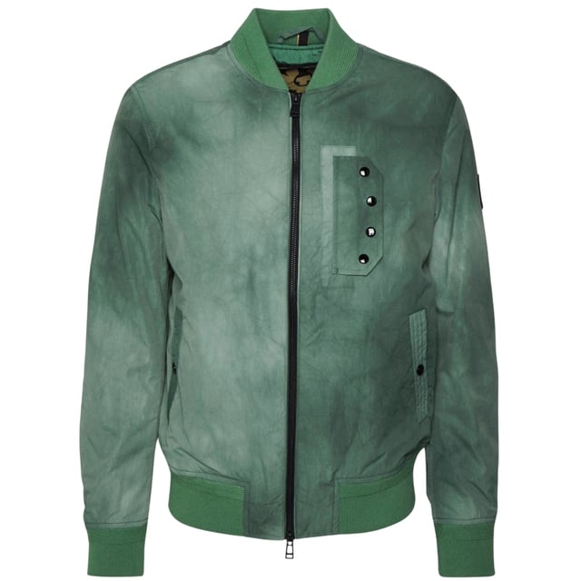 Experimente lo ultimo en versatilidad y estilo con la chaqueta verde Belstaff. Esta chaqueta le permite hacer una transicion sin esfuerzo de un aspecto informal de un dia a un conjunto de noche elegante. �Mantente acogedor y luce increible con esta chaqueta imprescindible! Material: 78% de poliester, 22% de poliamida, relleno: 100% de poliester, concha de ondulacion, repelente de agua, a prueba de viento, insignia de marca liviana en la manga izquierda, liviano, elastico, cintura, cuello y manga en el cuello redondo, dise�o lavado, zip zip Cierre, estilo de la chaqueta verde: parametro grafico verde