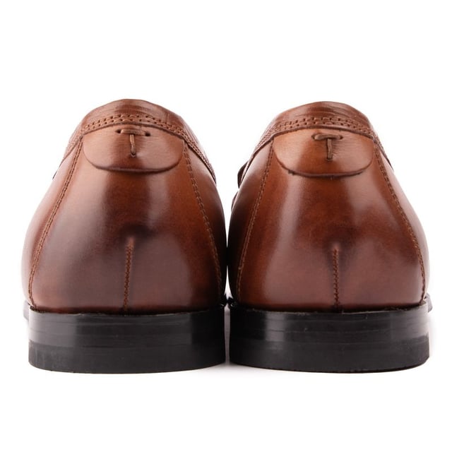 Ted Baker Adlerrs Zapatos Puedes dar lo mejor de ti con facilidad con estos mocasines Adlerrs de Ted Baker. Fabricado en piel suave y lujosa. Estos zapatos se ponen fácilmente para un ajuste cómodo y se usan durante todo el día. Con marca T cosida en el talón. una suela de resina para mayor durabilidad. y puntera almendrada para un look clásico. Estos mocasines ofrecen un aspecto resistente pero moderno.