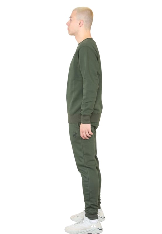 MYT Heren trainingspak met ronde hals en pullover. MYT-borduurlogo op borst en linkerbeen. Fleece met borstelrug. Met geribbelde taille en manchetten. Slim-fit joggingbroek met 2 zakken. Elastische taille met trekkoord.