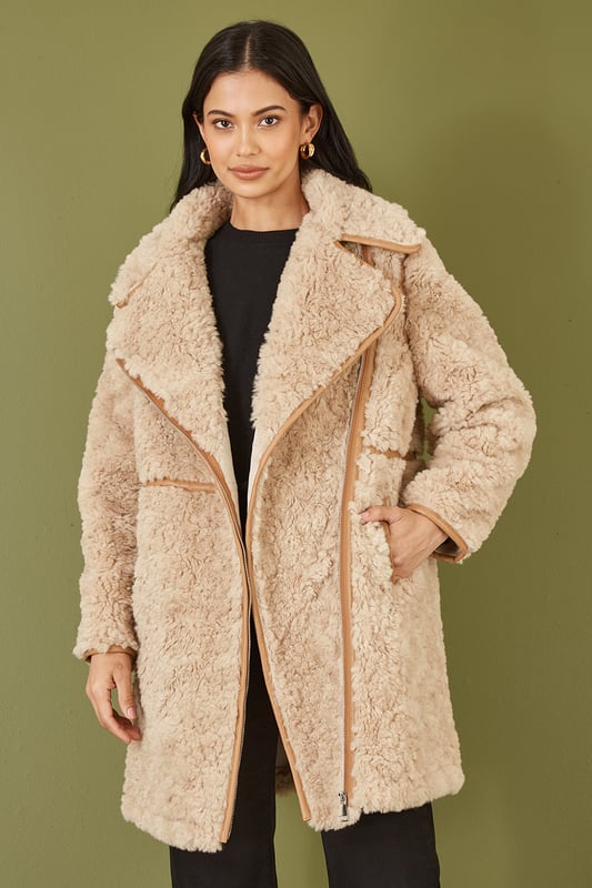 This coat is a seriously cool piece of outerwear to style this season. With a long biker style design, faux suede piping details and that stunning oversized collar for good measure. Wear with your everyday fits to keep cosy, with pockets and a side zipper.