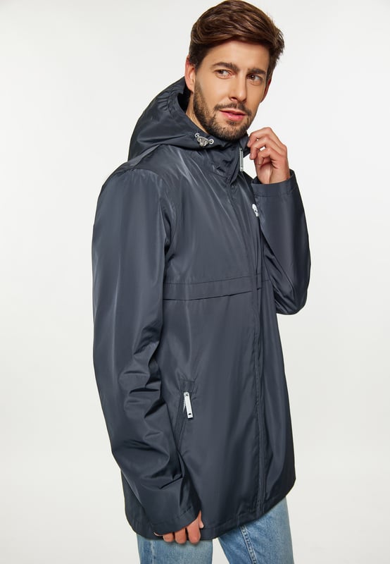Diese wasserdichte Übergangsjacke hat eine normale Passform, einen Reißverschluss vorne und einen Stehkragen. Es verfügt über lange Ärmel, eine verstellbare Kapuze mit Kordelzug, elastische Bündchen und zwei Taschen für zusätzliche Funktionalität. Jacke aus 3000 mm wasserdichtem Material. Der schlichte Schnitt wird durch das Markenlogo auf der Brust stilvoll hervorgehoben. Perfekt für Outdoor-Abenteuer.  Regenjacke