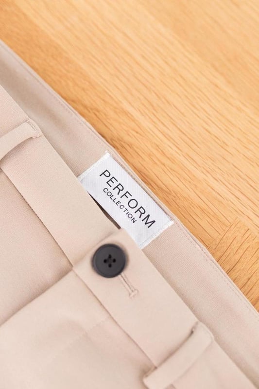 Performance Broeken van TeeShoppen
De originele Performance Broeken™ zijn broeken met een stijlvolle uitstraling en uitstekende functionaliteit, zodat je de hele dag door kunt genieten van uitstekend comfort. Het khaki model past goed in elke garderobe en bij elke outfit. De broeken helpen je dus om een look te creëren die zowel stijlvol als comfortabel is. Als je hoge eisen stelt aan de functionaliteit en kwaliteit van je kleding, dan ben je bij de Perform Collection van TeeShoppen aan het juiste adres. We hebben deze collectie ontwikkeld om de beste kleding voor jou te maken, gebruikmakend van materialen die zacht, comfortabel en rekbaar zijn, zodat je ze de hele dag kunt dragen. Hier zie je broeken in de kleur khaki. De broeken hebben een slim fit. Het model is ook verkrijgbaar in Regular fit. Heb je een top nodig die bij de broeken past? Kijk hier.

Welke maat hebben de broeken?
Broeken kunnen worden geselecteerd in 14 verschillende maten. Zie en kies de maat onder "maat". De maten zijn aangepast voor kinderen.

Over TeeShoppen
Bij TeeShoppen zijn we trots om onze eigen producten aan te bieden. Ons assortiment omvat basis modekleding die we zelf willen dragen. En we doen geen concessies aan kwaliteit en design. Onze kleding is ontworpen om te werken voor verschillende gelegenheden, terwijl ze gemaakt zijn van kwaliteitsmaterialen die ervoor zorgen dat ze comfortabel zijn om te dragen. Wil je een tijdloze leverancier van mode voor zowel mannen als vrouwen? Dan ben je hier aan het juiste adres.
