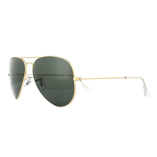 Las gafas de sol Ray-Ban Aviador 3025 001/58 Polarizadas en oro fueron diseñadas originalmente en 1936 para pilotos militares de EE. UU. y desde entonces se han convertido en uno de los modelos de gafas de sol más icónicos del mundo. El diseño atemporal se caracteriza por el delgado marco de alambre de metal, grandes lentes en forma de lágrima y finas patas de metal que cuentan con puntas de silicona y almohadillas nasales para un ajuste personalizado y cómodo. Este modelo clásico está disponible en varias tallas y una variedad de combinaciones de colores.
