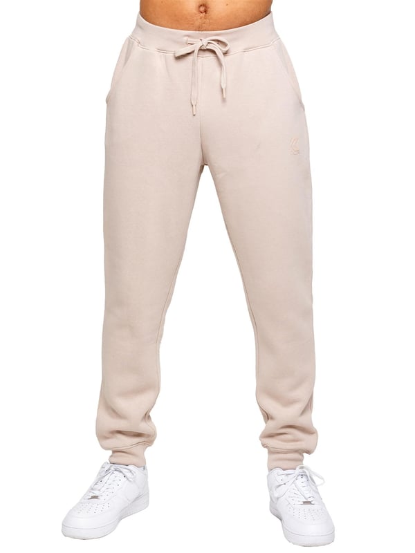 <p>Experimenta la máxima comodidad y estilo con los Joggers de Corte Regular para Hombre de Kruze, diseñados para mantenerte acogedor y luciendo elegante. Hechos con felpa interior cepillada, estos joggers ofrecen una suavidad y calidez excepcionales, convirtiéndose en una opción ideal para relajarte o salidas casuales. Con una cinturilla acanalada y cordones ajustables, brindan un ajuste seguro y personalizado, mientras que los puños ribeteados añaden un aspecto moderno y ajustado que se sitúa de manera ordenada sobre tus zapatillas. Los joggers incluyen dos bolsillos laterales convenientes, perfectos para mantener los esenciales al alcance, y un logo impreso en goma de Kruze en la pierna izquierda que añade un toque de marca distintiva.</p>
