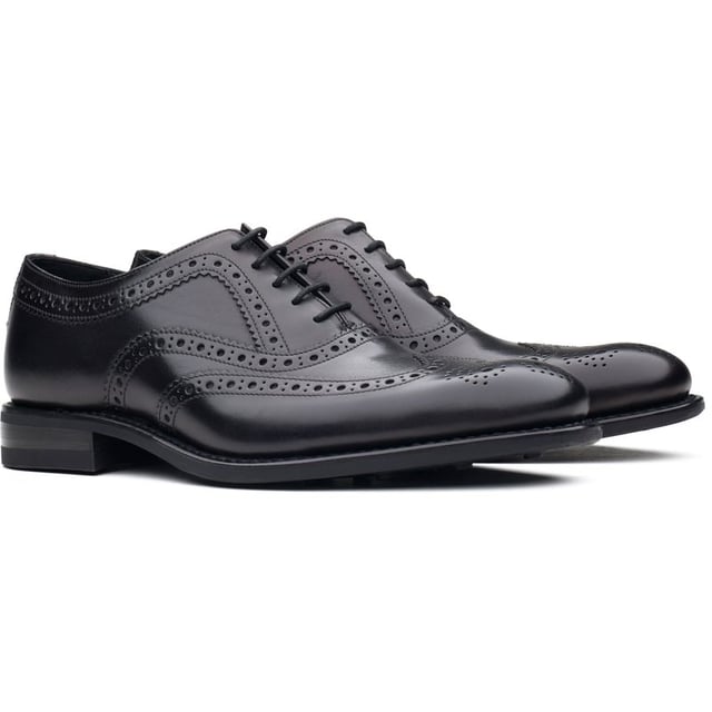 Zapatos negros Loake Maxted para hombre, confeccionados en piel y suela de goma. Incluye: plantilla de piel, ribete Goodyear, suela de goma y detalle brogue.