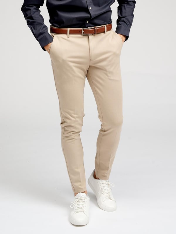 De originele Performance Pants™ zijn broeken met een stijlvolle uitstraling en uitstekende functionaliteit, zodat je de hele dag door kunt genieten van uitstekend comfort. Als je een stijlvolle en comfortabele look wilt bereiken, kies dan voor deze khaki broeken, omdat ze goed passen in elke garderobe en bij elke outfit. Als je hoge eisen stelt aan de functionaliteit en kwaliteit van je kleding, dan is de Perform Collection van TeeShoppen de juiste plek voor jou om te kijken. We hebben deze collectie ontwikkeld om de beste kleding voor jou te maken, gebruikmakend van materialen die zacht, comfortabel en rekbaar zijn, zodat je ze de hele dag kunt dragen.

Hier zie je broeken in de kleur khaki.

De broeken zijn slim fit. Het model is ook verkrijgbaar in Regular fit.

Welke maat hebben de broeken? Broeken kunnen worden geselecteerd in 35 verschillende maten. Zie en kies de maat onder "maat". De maten zijn aangepast voor mannen.

Over TeeShoppen: Bij TeeShoppen hebben we ons eigen productassortiment ontwikkeld. Het doel van ons assortiment is om je de mogelijkheid te geven om je garderobe aan te vullen met kleding die zowel basic als modern is. Maar ook al zijn de kleren basic, we hebben niet ingeboet op kwaliteit of ontwerp. Onze kleren zijn ontworpen om te werken voor verschillende gelegenheden, terwijl ze gemaakt zijn van kwaliteitsmaterialen die ervoor zorgen dat ze comfortabel zijn om te dragen. Wil je een tijdloze leverancier van mode voor zowel mannen als vrouwen? Dan ben je bij TeeShoppen aan het juiste adres. Bij TeeShoppen betaal je niet voor dure merken en kosten, alleen voor kwaliteit en service, wat voor ons belangrijk is. En net zoals de modewereld voortdurend verandert, breiden wij ook voortdurend ons assortiment uit.