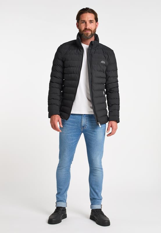 Cool uiterlijk - functionele prestaties. Outdoorspecialist ICEBOUND levert met deze gewatteerde jas een allround zorgeloos pakketje. Het zachte materiaal is gecoat met polyurethaan, waardoor de buitenstof water- en winddicht is. Volgens de nieuwste ontwikkeling zijn de afzonderlijke kamers niet meer gewatteerd, maar gelijmd, wat het voordeel heeft dat vocht niet meer in de zwakke punten van de naden kan dringen. Twee zijzakken met ritssluiting en een binnenzak maken de doordachte winteroutfit compleet.  Overgangsjas / Winterjas