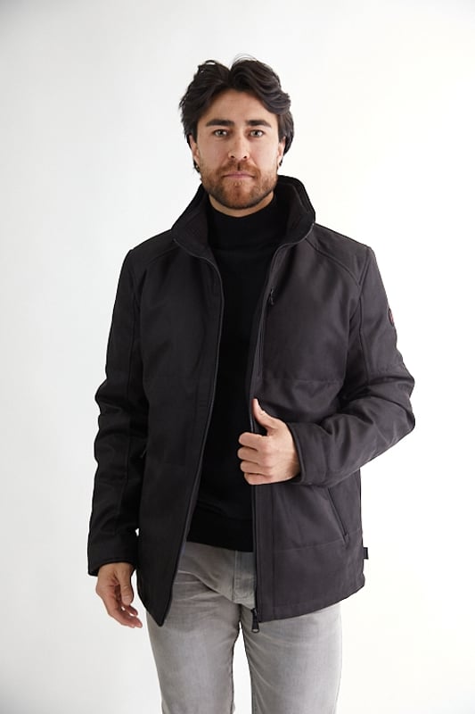 100% polyester100% polyester bodylining100% polyester sleevelining– Lining voorzien van één binnen-ritszak en één binnenzak met knoopsluiting– Zakken zijn voorzien van ritssluitingOns model is 181cm lang en draagt maat M/50