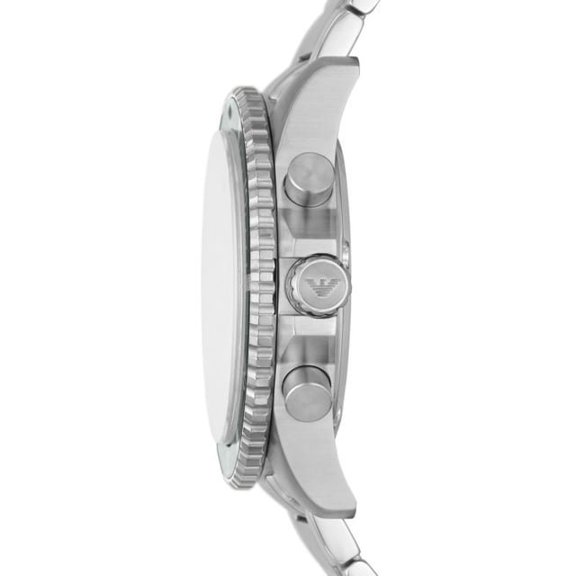 Deze Emporio Armani Diver Chronograph Horloge voor Mannen is het perfecte tijdsysteem om te dragen of als cadeau te geven. De zilveren ronde kast van 43 mm, gecombineerd met de comfortabele zilveren roestvrijstalen horlogeband, zorgt ervoor dat je optimaal kunt genieten van dit prachtige horloge zonder enige concessies. Aangedreven door een hoogwaardig kwartzuurwerk en waterdicht tot 10 bar, blijft je horloge tikken. Elegant - Sportief en modern ontwerp, perfect voor mannen en komt met een draaibare bezel. Het horloge heeft een kalenderfunctie: datum, stopwatch, 24-uursweergave, luminescerende wijzers en luminescerende cijfers. Hoogwaardige roestvrijstalen band van 21 cm lengte en 21 mm breed met een klapsluiting met drukknop. Kastdiameter: 43 mm, kastdikte: 12 mm, kastkleur: zilver en wijzerplaatkleur: groen.