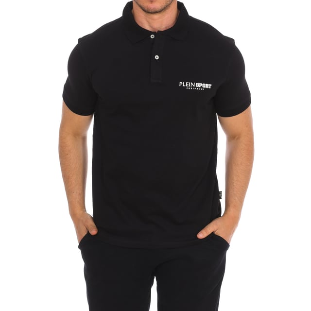 Short sleeve polo Plein Sport.
 Lapel collar
 Half-height button closure.
 Short sleeves with ribbed finish.
 Brand print on the front side.
 Brand badge on the back.
 Seams seen in tone.
 Composition: 95% Cotton, 5% Elastane
 Care:
Wash at maximum temperature 30º.
 Iron at low temperature.
 Do not use dryer.
 Do not use bleach.
 Do not dry clean.