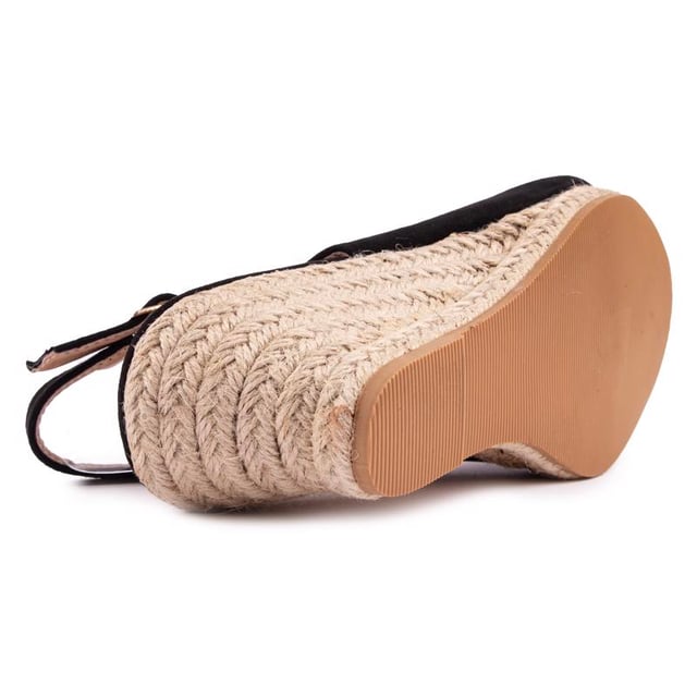 Poets je zomerse stijl af met deze comfy sleehak sandaal-meets-pump van Solesister. De espadrille jute sleehak wordt gecombineerd met een zwart bovenwerk met een verstelbaar enkelbandje. open teen en een wijdere pasvorm. De perfecte aanvulling op je looks voor warmer weer.