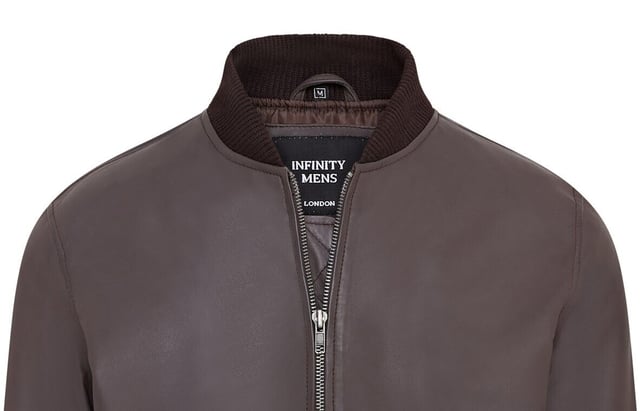 Wir pr�sentieren die Varsity Lederbomberjacke f�r Herren, eine verfeinerte Version der klassischen MA-1 Fliegerjacke. Diese Jacke aus 100 % weichem Lammnappa bietet au�ergew�hnliche Haltbarkeit und einen geschmeidigen Fall. Die sichtbare Rei�verschlussfront verf�gt �ber einen breiten Steppstich-Rei�verschlusssteg, erg�nzt durch Rippstrickkragen, -b�ndchen und -saum f�r zus�tzliche W�rme und eine schlanke Silhouette. Mit vier Taschen � zwei an der Taille und zwei innen, darunter eine sichere Rei�verschlusstasche � kombiniert diese komplett gef�tterte Jacke nahtlos Stil und Funktionalit�t. � Aus 100 % weichem Lammnappa f�r Haltbarkeit und Komfort � Sichtbarer Rei�verschluss vorne mit Steppstich-Rei�verschlusssteg � Rippstrickkragen, -b�ndchen und -saum zur Isolierung � Vier Taschen: zwei an der Taille und zwei innen, eine mit Rei�verschluss � Komplett gef�tterte Innenseite f�r zus�tzliche W�rme und Komfort