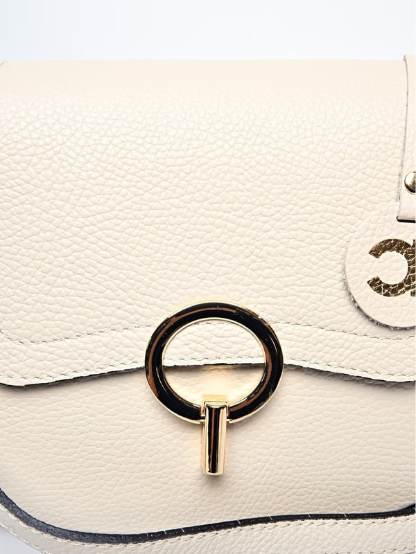 Crossbody Bag
100% leather
Top flap closure with clasp
Internal top zip closure
Inner zip pocket
Bag will be provided in either washight or dark denim
Dimensions: 19x22.5x7.5 cm
Shoulder strap: 110cm