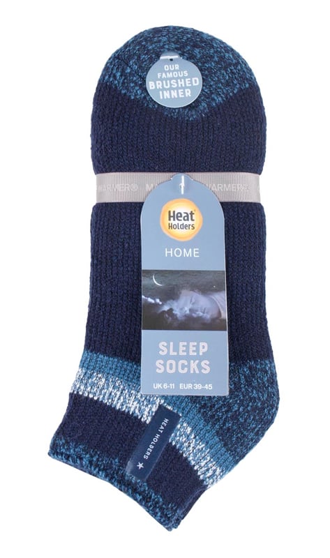 Deze slaapsokken voor heren zijn perfect om je voeten gezellig en warm te houden terwijl je ontspant of in bed slaapt. Het gevoel koude voeten te hebben is vreselijk, het kan soms moeilijk zijn om in slaap te komen. De ontwerpers van Heat Holders hebben geprobeerd dit probleem op te lossen door hun assortiment uit te breiden met een collectie slaapsokken die speciaal zijn ontworpen om je voeten warm te houden terwijl je in bed ligt. Er zijn 3 stijlen slaapsokken voor heren om uit te kiezen, waaronder; kuitlange slaapsokken, slaapsokken met omslag en een enkelkwart bedsok. Ze hebben allemaal hun eigen voordelen, de slaapsokken van normale lengte houden meer dan alleen je voeten warm, terwijl de enkellengte die je zult vinden meer ademend is en zich zal concentreren op het warm houden van je eigenlijke voeten en niet op de onderkant van je been. Ontwerpen omvatten gestreepte, effen kleuren, hiel- en teen- en twistgarenkleuren. Er is veel nagedacht over hoe Heat Holders het warmst kunnen zijn, met innovatieve veranderingen die zijn aangebracht aan het garen, het borstelproces en het breien. Ons geavanceerd ontworpen thermo garen biedt hoogwaardige isolatie tegen kou, met superieure vochtademende eigenschappen en zachtheid. Onze innovatieve breitechnologie produceert onze unieke, korte lusvormige kussenpool om meer warme lucht vast te houden, waardoor de warmte toeneemt. Ons deskundige poetsproces maximaliseert de hoeveelheid warme lucht die in elke sok wordt vastgehouden voor ongelooflijke totale warmte en de hele dag comfort. Deze sokken zitten in een verpakking van 1 paar en zijn verkrijgbaar in 6 kleuren en stijlen. Ze zijn verkrijgbaar in de maten 39-45 EU en zijn gemaakt van mengsels van acryl. polyester, nylon en elastaan. Ze zijn machinewasbaar.