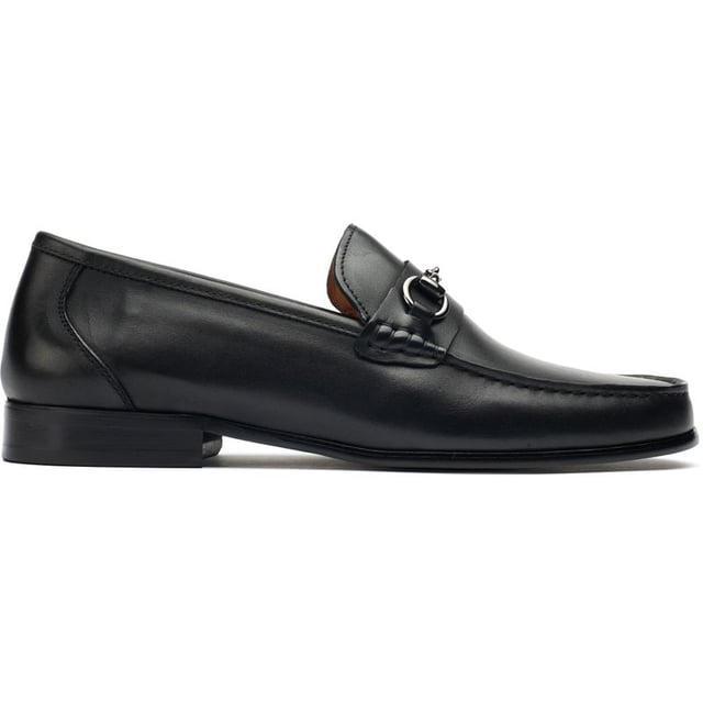 El mocasín Raz de SOLE rezuma estilo refinado y es exclusivo de SOLE. Este elegante mocasín irradia lujo en el calzado con su parte superior de cuero negro intenso, su tira de metal y su suela con una textura sutil. El forro y la plantilla de cuero suave ofrecen una comodidad transpirable. Sobrio pero sofisticado, la silueta limpia de este mocasín muestra su elegancia sin esfuerzo, ya sea que lo combine con un traje, jeans o pantalones chinos. Simplemente lujoso, el mocasín Raz es una incorporación impecable a su guardarropa.